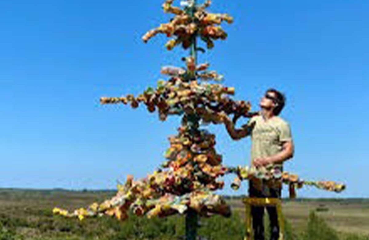 Sculptor Creates Tree Using Years of Collected Plastic