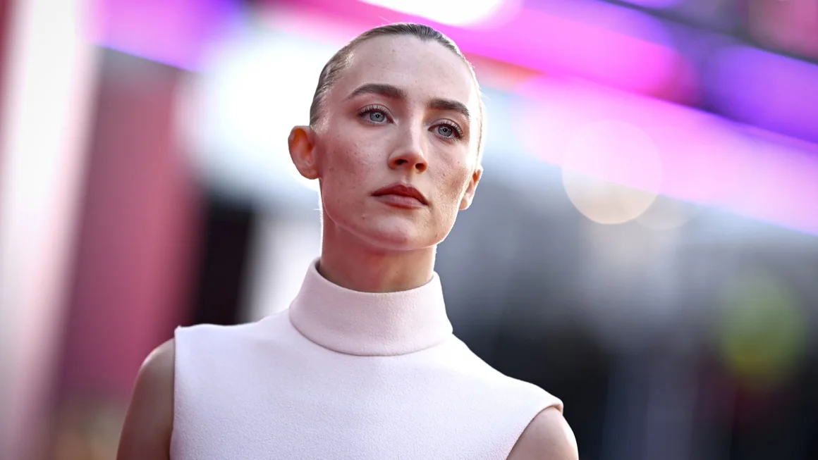  Saoirse Ronan Calls Out Everyday Safety Concerns for Women, Earning Praise